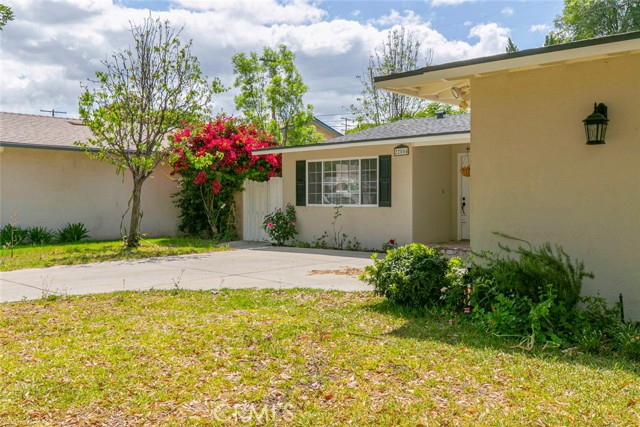 22504 Hartland St, West Hills CA: https://media.crmls.org/medias/e2abd643-dedd-400b-b9c5-8cc964974e00.jpg