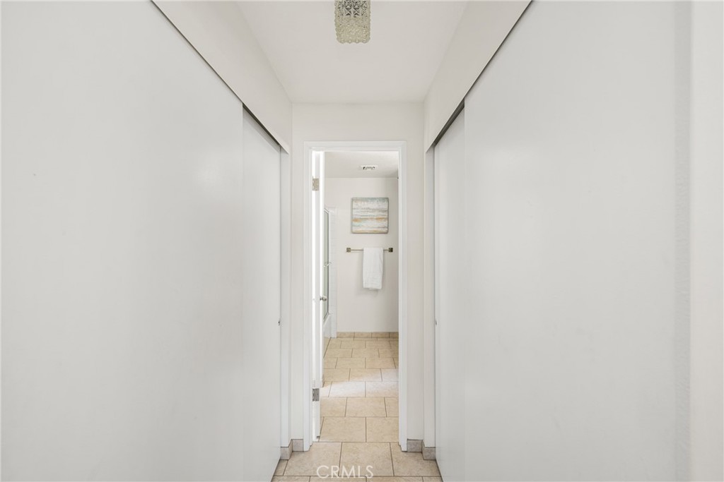 https://media.crmls.org/medias/e2ac310e-a7cf-4df7-a53d-ab73f2dbe63a.jpg?preset=X-Large