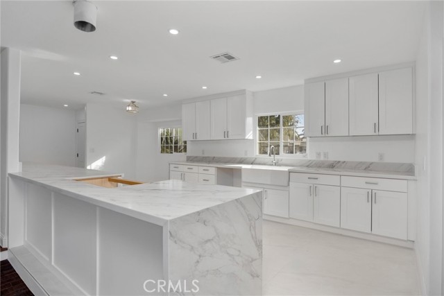 Detail Gallery Image 15 of 52 For 1800 Country Club Dr, Bakersfield,  CA 93306 - 5 Beds | 3 Baths