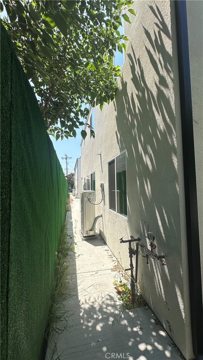 https://media.crmls.org/medias/e2ad613f-ebc1-4689-bc11-ce5a54bc363c.jpg?preset=X-Large