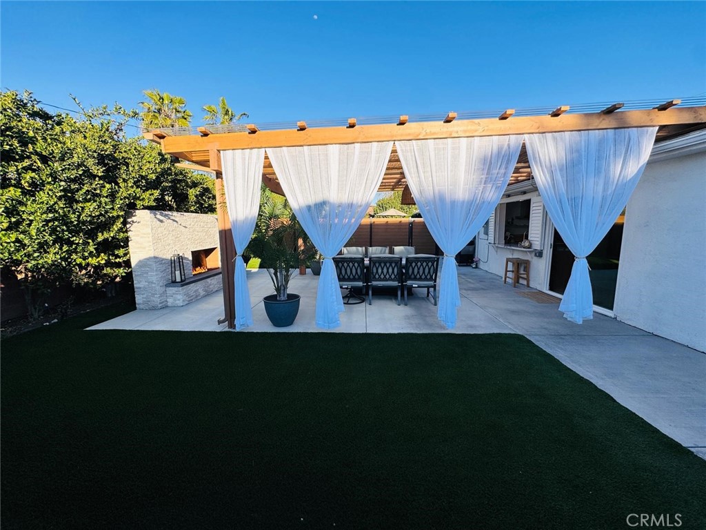 https://media.crmls.org/medias/e2af2565-b9f3-435b-9996-6bca0e87f00f.jpg?preset=X-Large