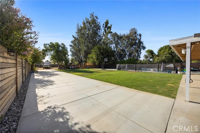 2105 Jason St, Bakersfield CA: https://media.crmls.org/medias/e2b5b3f9-ad4e-4abd-b325-065a9a007f0b.jpg