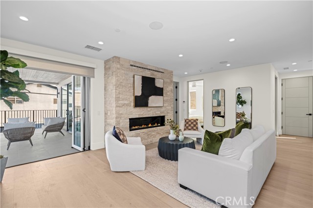 516 1/2 Larkspur Avenue, Corona del Mar CA: https://media.crmls.org/medias/e2b60b12-cf64-46d7-b8d6-3c682fc9c43c.jpg