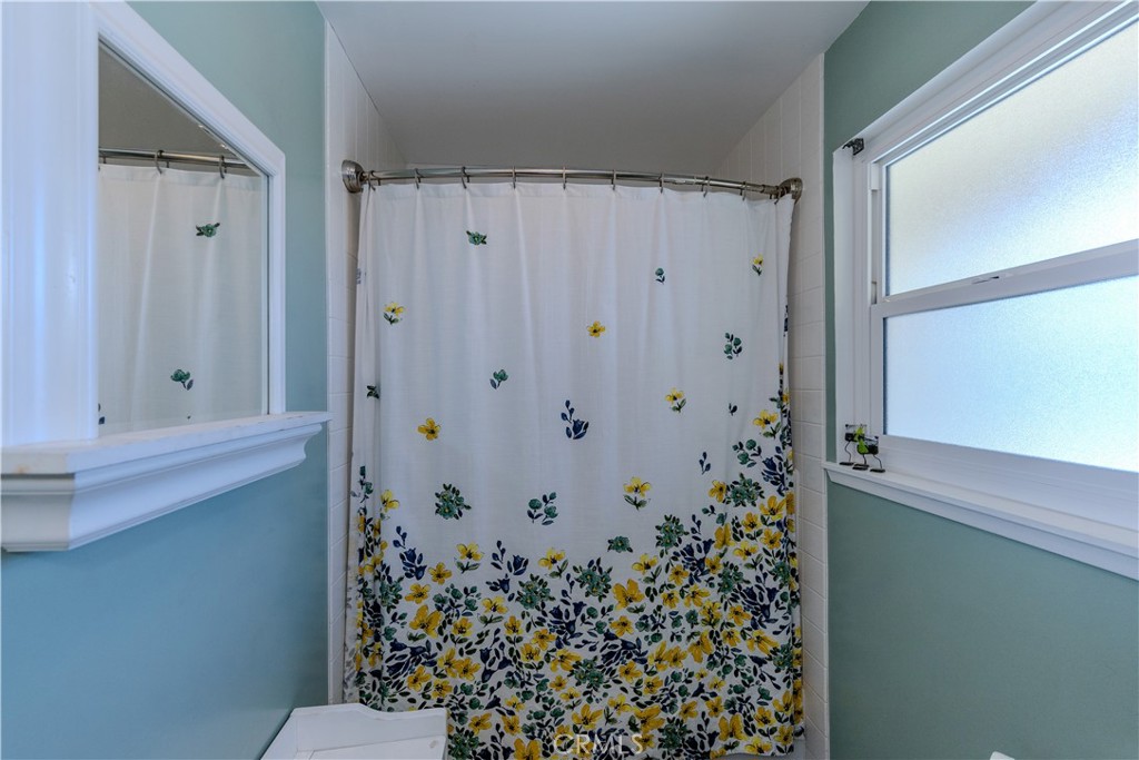 https://media.crmls.org/medias/e2b63c19-d4a3-43d6-a8f4-93bbf8d31561.jpg?preset=X-Large