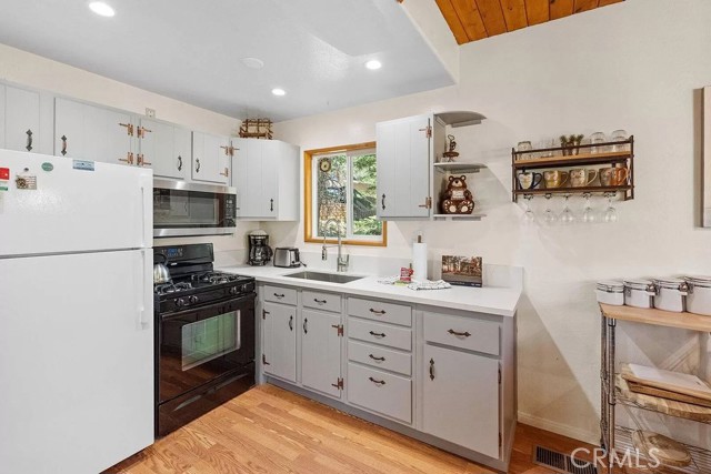 43869 Mendocino Drive, Big Bear Lake CA: https://media.crmls.org/medias/e2b6b879-05be-4f53-8ec4-8aeb5d8f3653.jpg