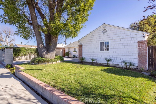 Detail Gallery Image 4 of 28 For 8006 Zelzah, Reseda,  CA 91335 - 4 Beds | 2 Baths