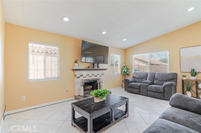 Detail Gallery Image 5 of 32 For 3243 E Avenue S3, Palmdale,  CA 93550 - 3 Beds | 2 Baths
