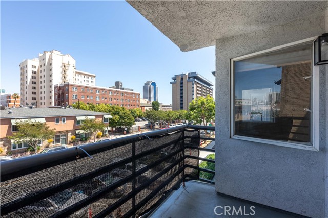 327 Chestnut Avenue, Long Beach CA: https://media.crmls.org/medias/e2b9e630-bf12-4e3d-b046-c6a2757163c2.jpg