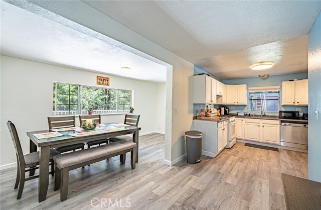 23120 Sycamore Lane, Crestline CA: https://media.crmls.org/medias/e2bbb6a6-2c9d-4bef-b16e-13f70e2a096f.jpg