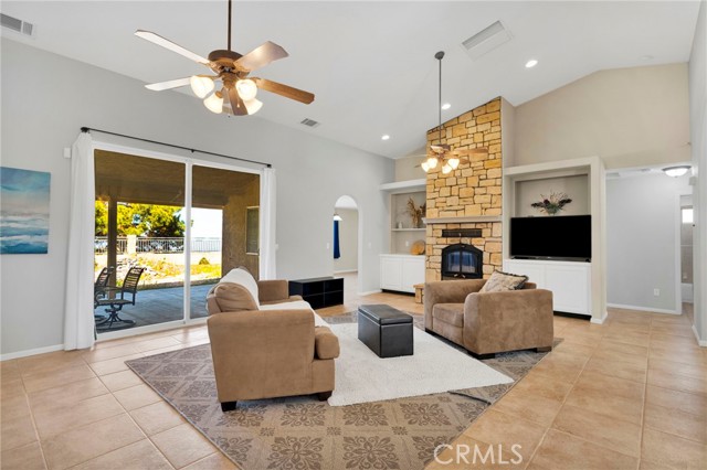 Detail Gallery Image 5 of 65 For 8250 Snow Cap, Pinon Hills,  CA 92372 - 3 Beds | 2/1 Baths