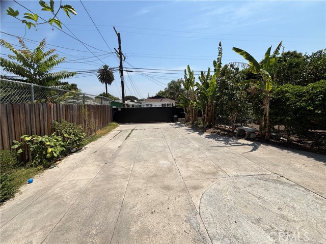8810 MENLO Avenue, Los Angeles CA: https://media.crmls.org/medias/e2c04425-3b0e-4ae4-bd64-80488c2877ae.jpg