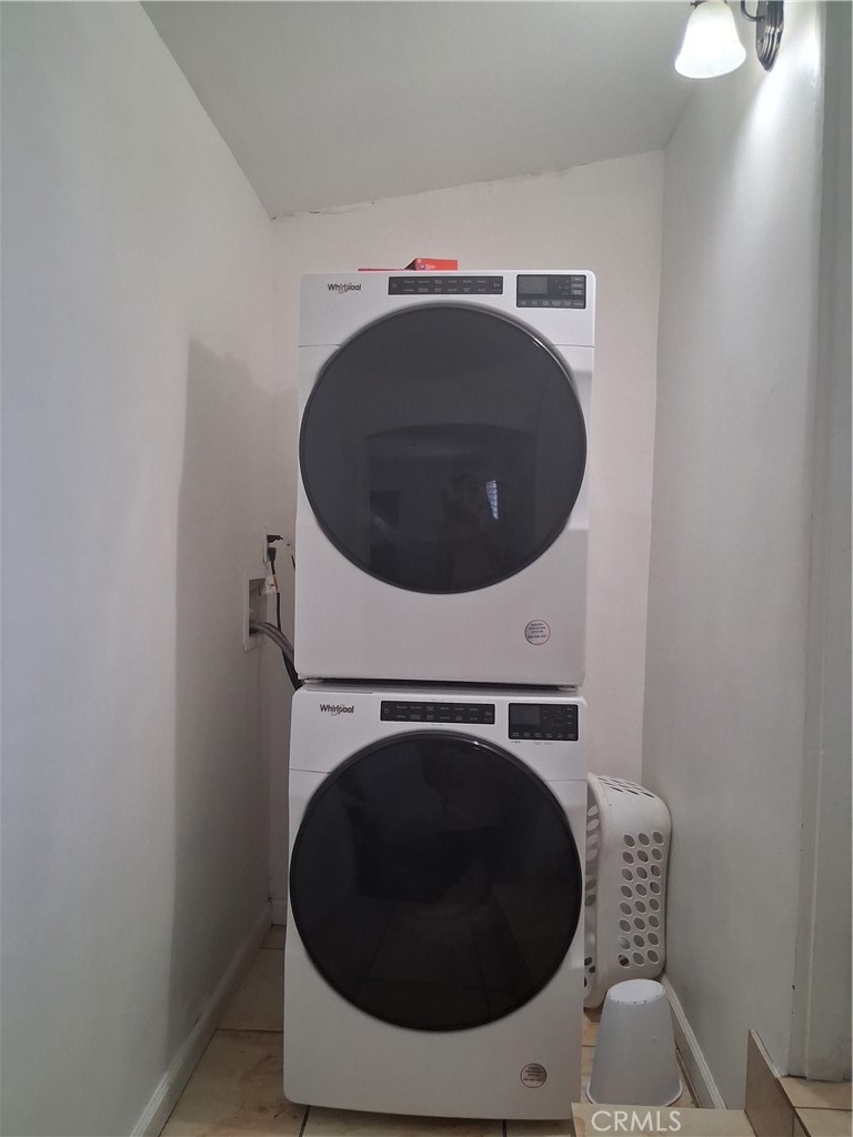 https://media.crmls.org/medias/e2c0b6df-ee8c-4f78-b7cd-01ef64bf102a.jpg?preset=X-Large