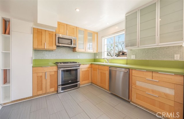 Detail Gallery Image 7 of 30 For 750 S Windsor Bld #7,  Los Angeles,  CA 90005 - 2 Beds | 2 Baths