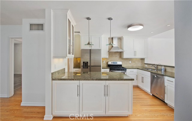 Detail Gallery Image 7 of 44 For 13964 Peach Grove St, Sherman Oaks,  CA 91423 - 3 Beds | 3 Baths