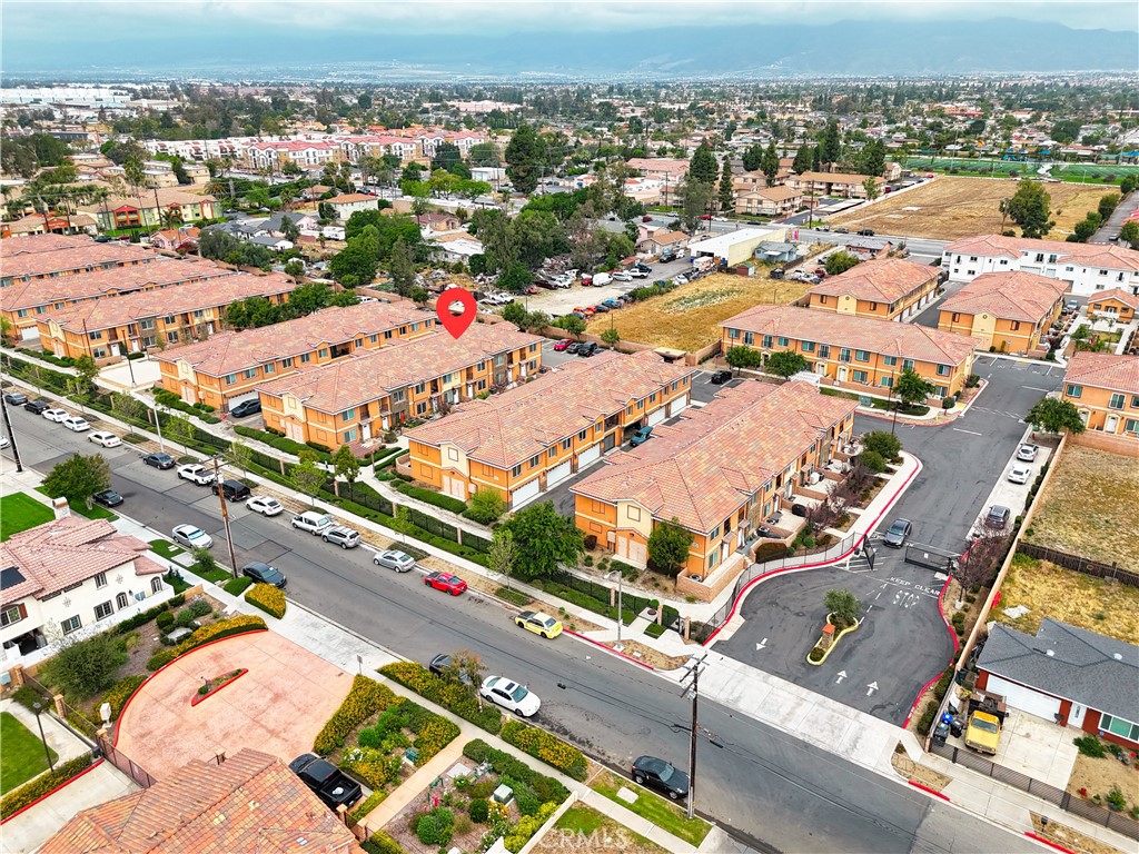 https://media.crmls.org/medias/e2c32c28-df41-4c6a-bdb3-6bfa73a33638.jpg?preset=X-Large