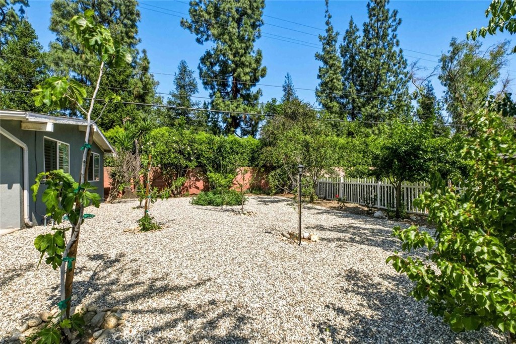 https://media.crmls.org/medias/e2c5829a-cfc9-4377-9856-956e393b2615.jpg?preset=X-Large