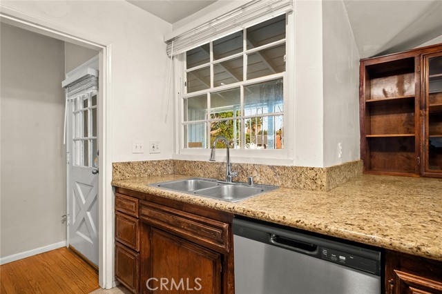 5715 Norwich, Van Nuys CA: https://media.crmls.org/medias/e2c93b5b-7479-4198-99f8-1ba793c24eac.jpg