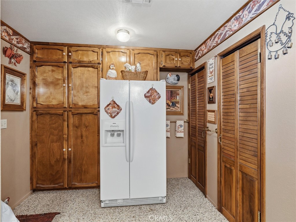 https://media.crmls.org/medias/e2c9e170-74f6-48af-bb11-d535643f79f5.jpg?preset=X-Large