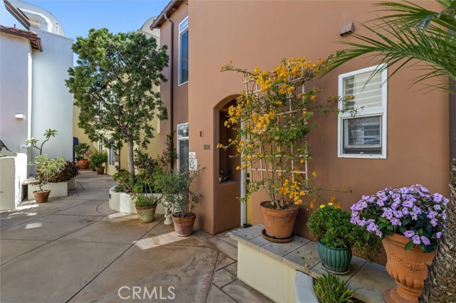 308 5th Street, Huntington Beach CA: https://media.crmls.org/medias/e2ca2655-5169-414a-a21c-d9829c3732b2.jpg