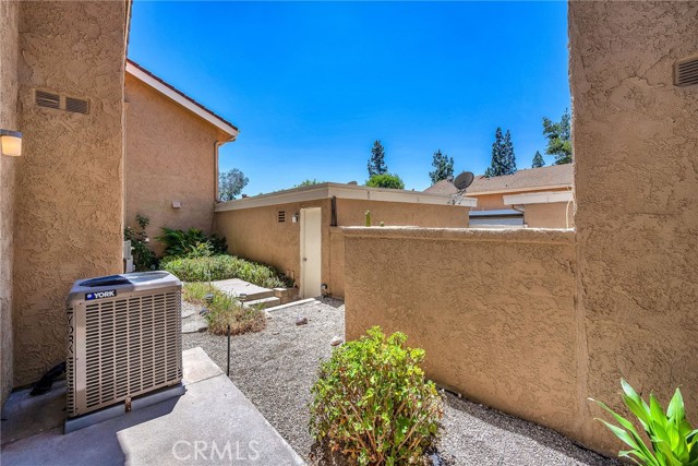 335 Sprucewood Avenue, Oak Park CA: https://media.crmls.org/medias/e2cdc1a7-2d62-4956-afd8-035b9a39c150.jpg