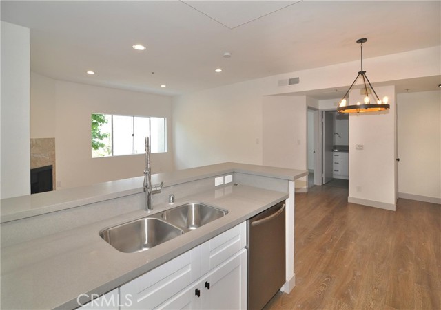 Detail Gallery Image 4 of 13 For 14914 Hamlin St #105,  Van Nuys,  CA 91411 - 2 Beds | 2 Baths