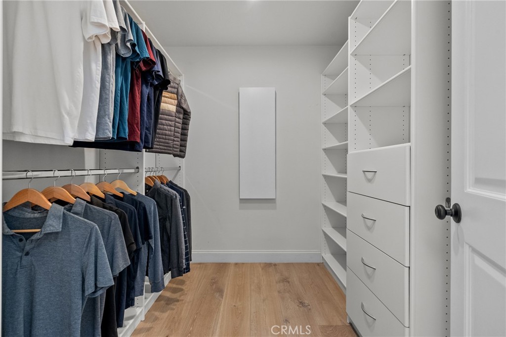 https://media.crmls.org/medias/e2cde671-f2dc-42be-97bb-e53407e215e8.jpg?preset=X-Large