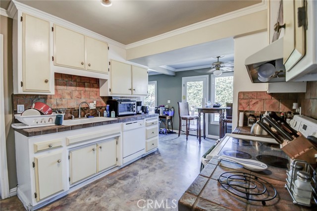 Detail Gallery Image 23 of 50 For 2401 E Avalon, Santa Ana,  CA 92705 - 5 Beds | 3 Baths