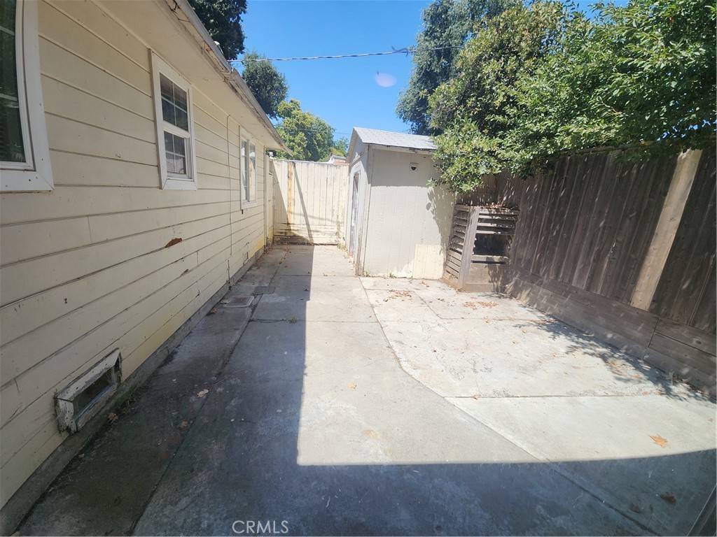 https://media.crmls.org/medias/e2d16d5b-e7d8-4e13-b7cf-bdcd5612e3c8.jpg?preset=X-Large