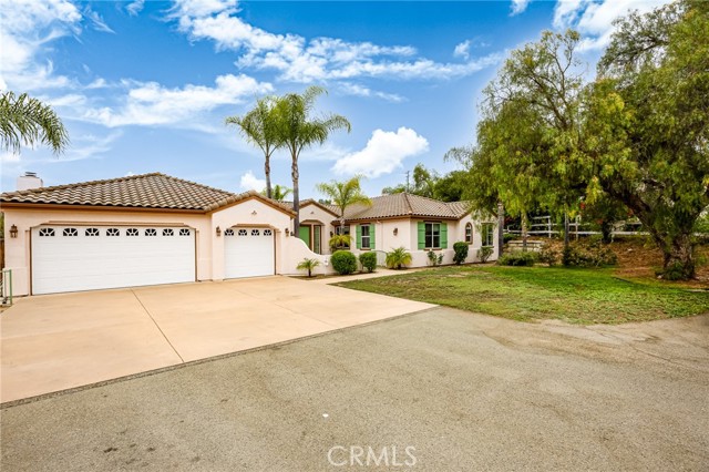 731 Oak Glade Drive, Fallbrook CA: https://media.crmls.org/medias/e2d2cdce-f049-454c-af12-c87cf58bd010.jpg