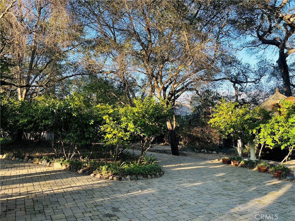 https://media.crmls.org/medias/e2d3d2d1-b3f1-4b7c-ba52-f4568afbfb8d.jpg?preset=X-Large