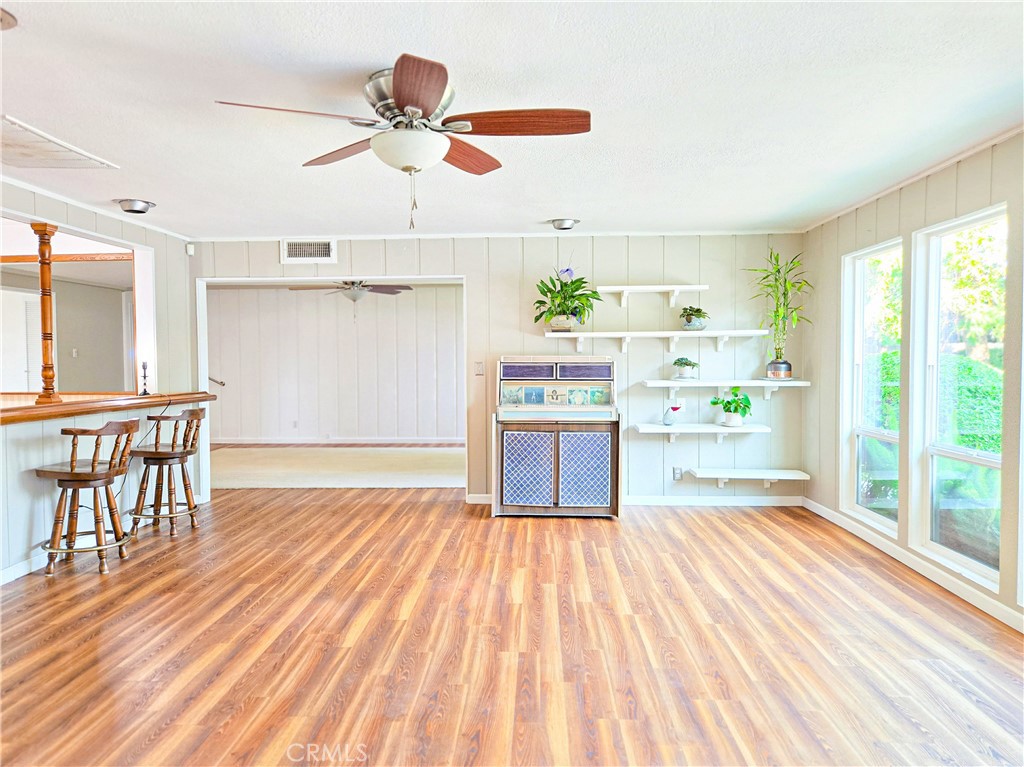 https://media.crmls.org/medias/e2d49a39-1783-467b-873b-2b624f07bd57.jpg?preset=X-Large