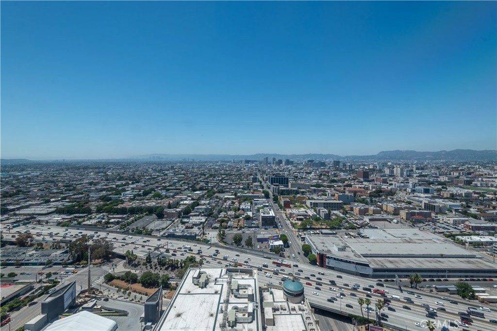 https://media.crmls.org/medias/e2d65294-678c-4b51-a6b4-ca62d56ba6ce.jpg?preset=X-Large