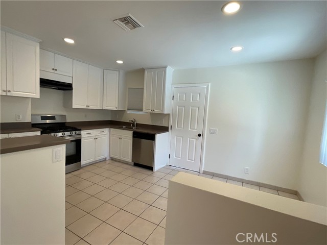 2641 Santa Ana Avenue, Costa Mesa CA: https://media.crmls.org/medias/e2d705da-79b2-4c91-89d5-b5bbbe812cd8.jpg