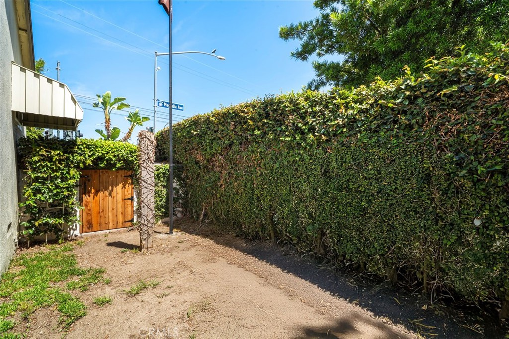 https://media.crmls.org/medias/e2d87996-7731-41f4-8c0e-7dab6b743a4b.jpg?preset=X-Large