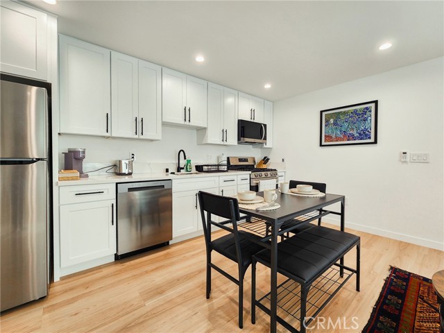 Detail Gallery Image 2 of 13 For 22131 Bassett Street, Canoga Park,  CA 91303 - 1 Beds | 1 Baths