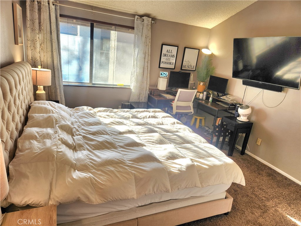 https://media.crmls.org/medias/e2dce611-9fa6-494b-b8cf-a41f69dbb22d.jpg?preset=X-Large