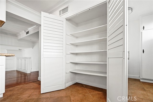 Detail Gallery Image 10 of 28 For 18409 Collins Street #D,  Tarzana,  CA 91356 - 2 Beds | 2/1 Baths