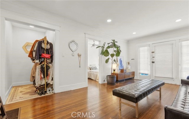 2513 E 11th Street, Long Beach CA: https://media.crmls.org/medias/e2dddce9-d3b2-4a4e-aa0b-bfcf41ef6004.jpg
