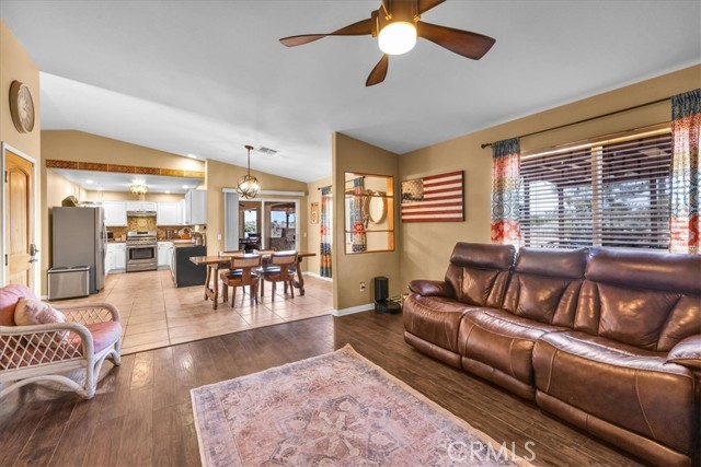 5115 Warren Vista Avenue, Yucca Valley CA: https://media.crmls.org/medias/e2deb1af-30ec-4816-870e-20053b7e0e4d.jpg