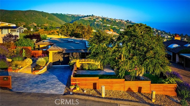 1687 Temple Hills Drive, Laguna Beach CA: https://media.crmls.org/medias/e2dfd441-f37b-4cbe-ab76-2e3e9125a6ba.jpg