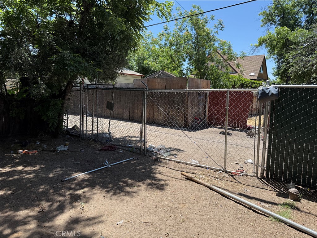 https://media.crmls.org/medias/e2e2e08b-f59a-42e8-9765-de388a99bd52.jpg?preset=X-Large