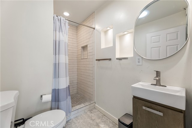 2818 S Holt Avenue, Los Angeles CA: https://media.crmls.org/medias/e2e2ff7d-17c3-4a3b-83b0-e2e4a769cb19.jpg