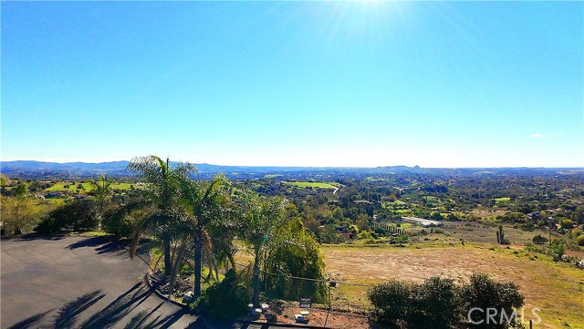 1387 Las Vistas Road, Fallbrook CA: https://media.crmls.org/medias/e2e3334e-9566-4341-865f-7a768c2de726.jpg