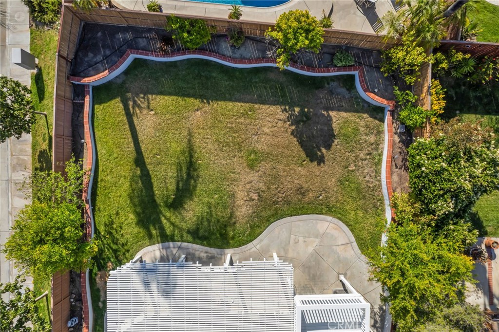 https://media.crmls.org/medias/e2e5bd29-d07e-499a-8339-39f39a09512a.jpg?preset=X-Large