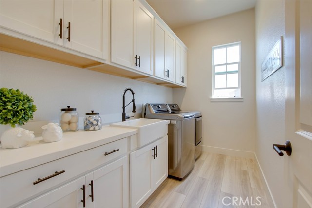 208 Luna Way, Hollister CA: https://media.crmls.org/medias/e2e5c793-12a5-4b53-9f17-aa9258bddb0d.jpg
