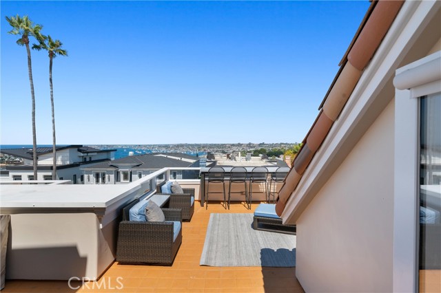 302 Carnation Avenue, Corona del Mar CA: https://media.crmls.org/medias/e2e65eb1-efc3-4ba4-aada-d58b33a348d4.jpg