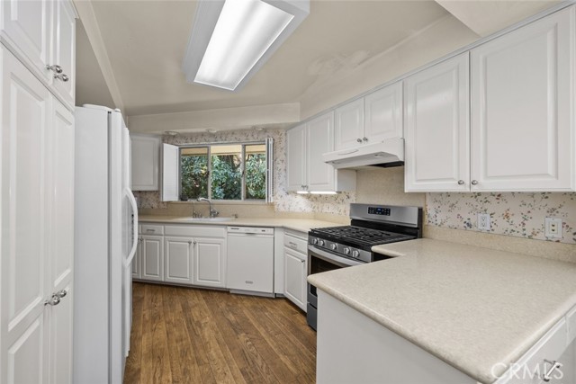 Detail Gallery Image 10 of 33 For 1530 Kenmore Rd, Pasadena,  CA 91106 - 3 Beds | 3 Baths