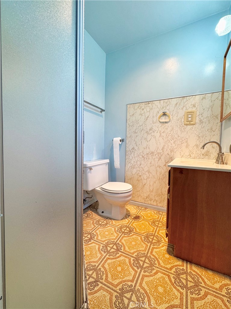 https://media.crmls.org/medias/e2e8ba1c-2600-46c5-b60b-f3c85a24e93e.jpg?preset=X-Large