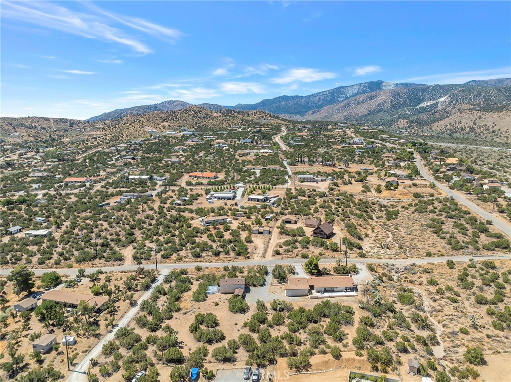 https://media.crmls.org/medias/e2e945d6-9391-47e0-832d-4dd9cb505e12.jpg?preset=X-Large