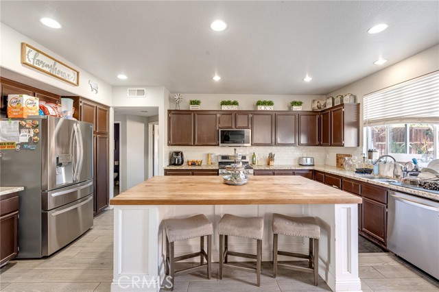 Detail Gallery Image 14 of 35 For 33129 Shoreline Dr, Lake Elsinore,  CA 92530 - 5 Beds | 3 Baths